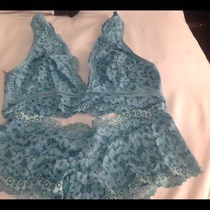 Lace shortie panties & matching bra let